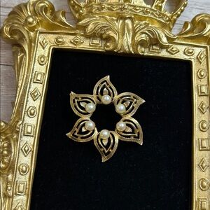 Vintage Lisner gold-tone faux pearl floral brooch.